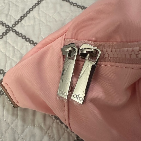 NWOT ALO Yoga Light Pink Belt Bag- plastic on zipper pulls & adjustable piece. - Picture 3 of 8